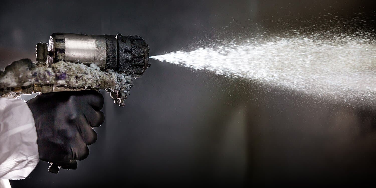 Application d'uréthane giclé sur un chantier Thermik